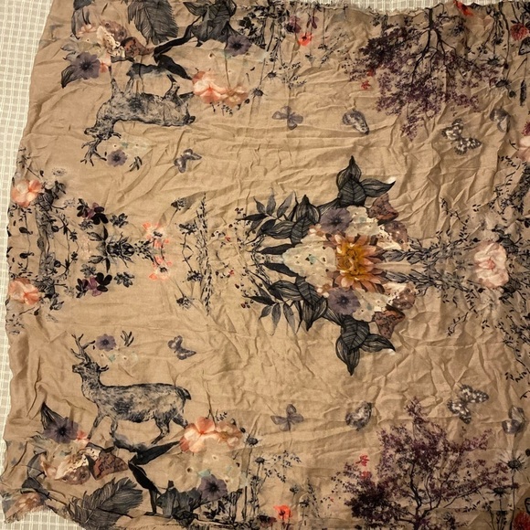 Front Row Society Floral Deer Scarf 60” x 80” (FW) - Picture 3 of 13